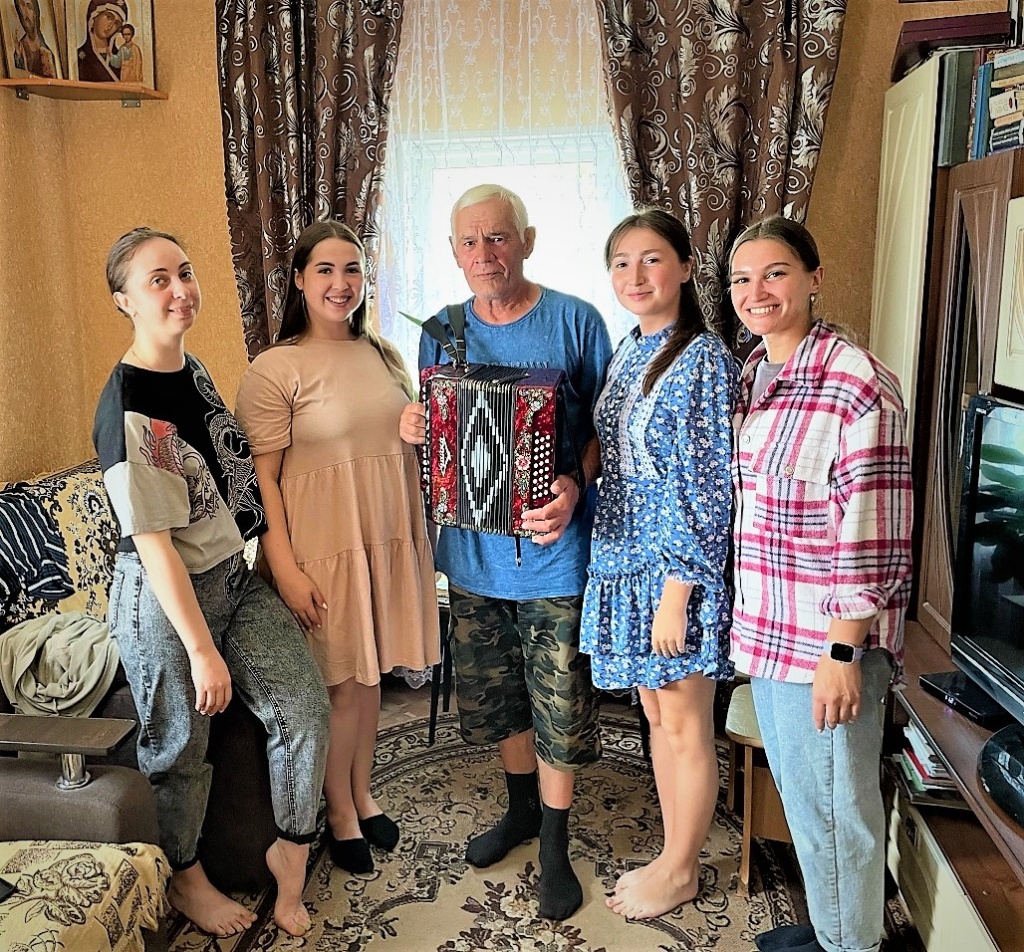 10. Кильков П.Е. со студентками 2023.jpg